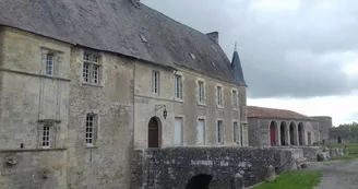 Visite des extérieurs et de la chapelle du château de Saveilles