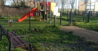 Aire de jeux pour enfants et plateau multisports