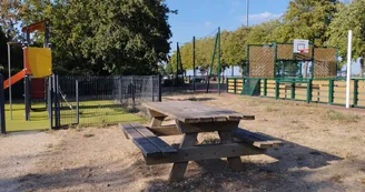 Aire de jeux pour enfants et plateau multisports