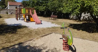 Aire de jeux pour enfants, de pique-nique et plateau multisports Aire de jeux pour enfants, de pique-nique et plateau multisports