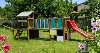 Aire de jeux pour enfants, de pique-nique et plateau multisports Aire de jeux pour enfants, de pique-nique et plateau multisports