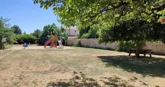 Aire de pique nique et de jeux pour enfants