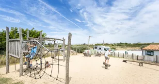 Passez une nuit en tente aménagée au Camping Huttopia - Côte Sauvage