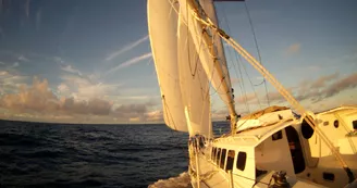 Sortie au coucher du soleil en voilier - Nomade Voile