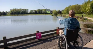 Ponton de pêche du plan d'eau de Béligon