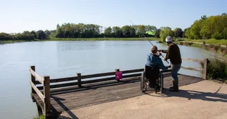 Ponton de pêche du plan d'eau de Béligon