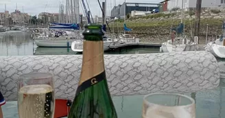 Afterwork sur un catamaran à quai - Ocean Cruise