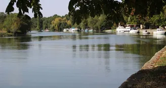 Le port et les quais de Taillebourg