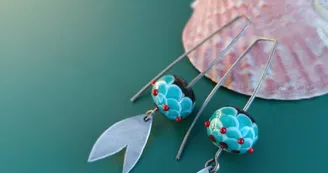 Exposition de bijoux en verre filé au chalumeau - Pauline Roques