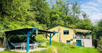 Le chalet Chayo au bord de la riviere. Le chalet Chayo au bord de la riviere.