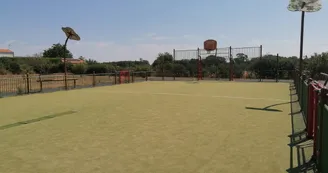 Aire de pique-nique, de jeux et city stade