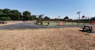 Aire de pique-nique, de jeux et city stade