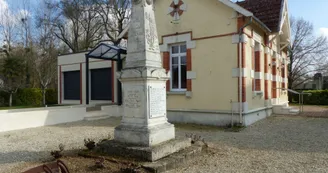 La mairie et le monument aux morts