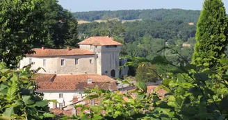 Vue sur le château d'Aubeterre