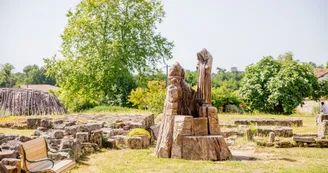 Le jardin et sculpture à Rauzet