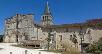 Abbaye vue de face - Saint-Amant-de-Boixe